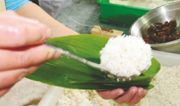 教包粽子视频,传承端午佳节传统美食